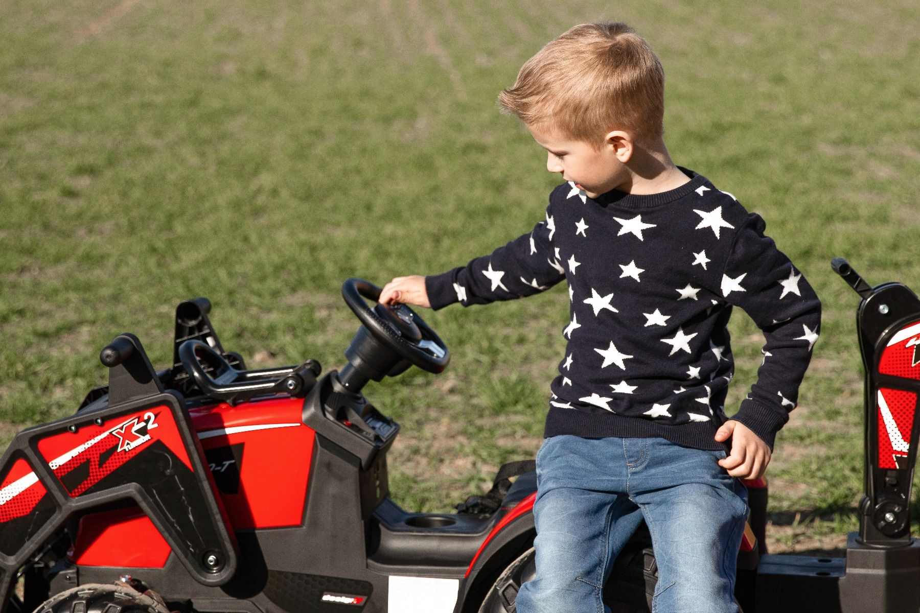 Tracteur électrique 12V TOP-WORKER avec louches et remorque, Monoplace, rouge, Télécommande 2.4Ghz, Moteur 2 x 45W